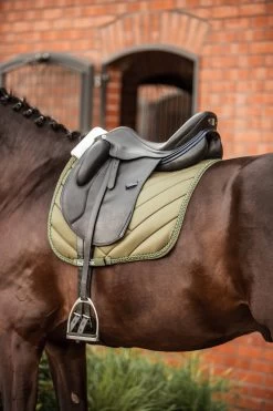 Horze Victoria Dressage Saddle Pad 17 Horze Victoria Dressage Saddle Pad -Sports - Horse Equipment Shop 17430 bkgr 04