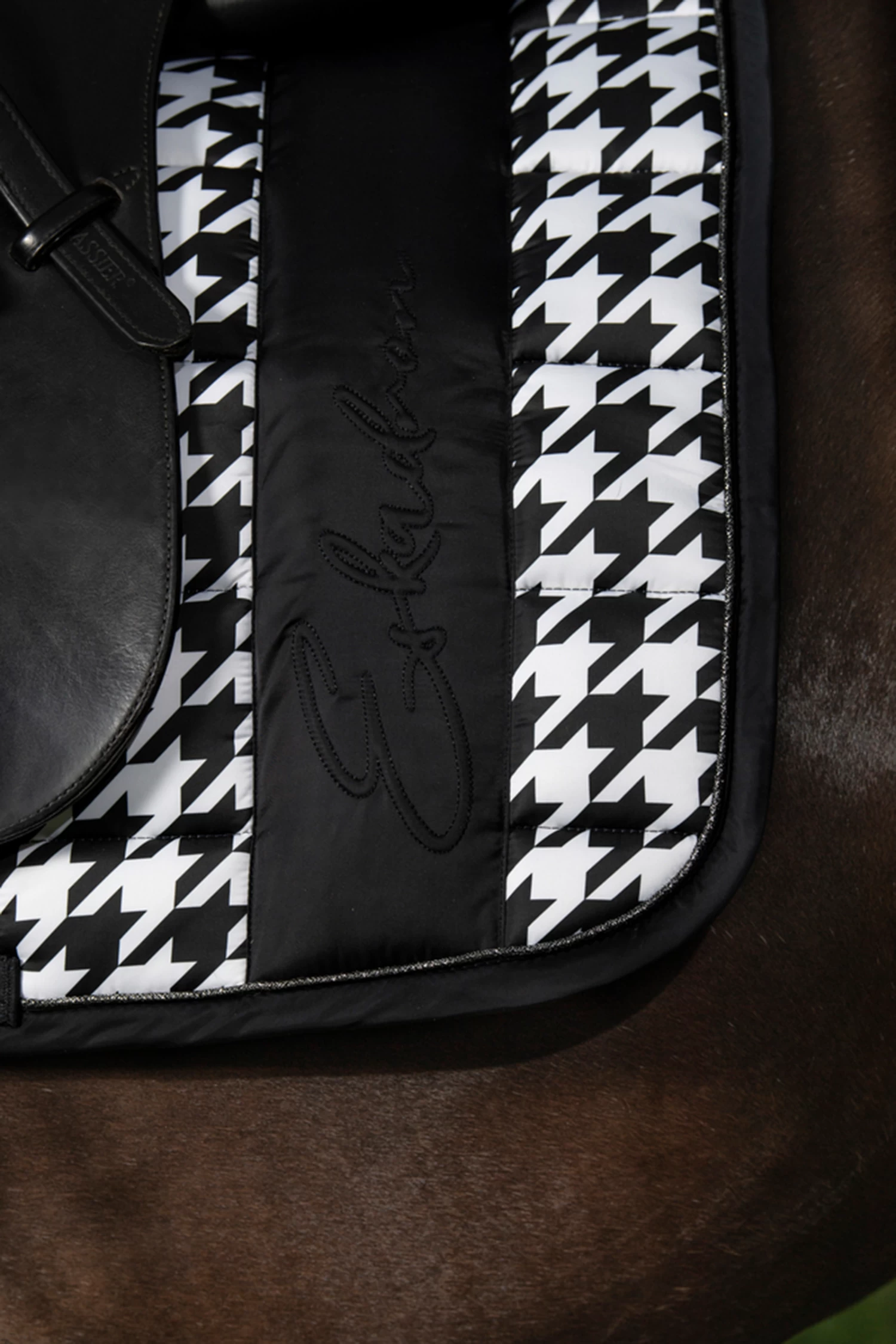 Eskadron Essence 22/23 Big Square Glossy Dressge Saddle Pad 8 Eskadron Essence 22/23 Big Square Glossy Dressge Saddle Pad - Image 6